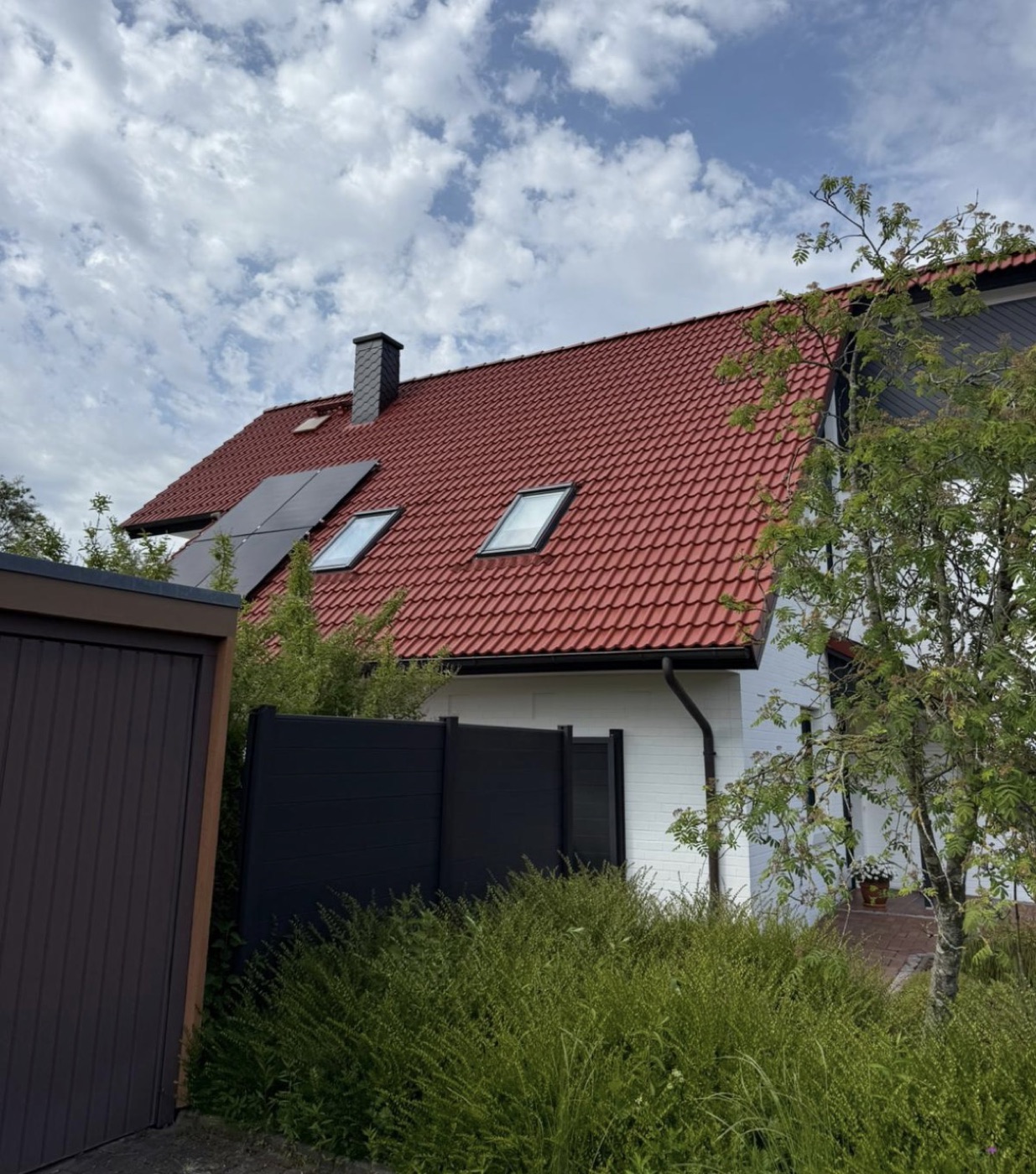Steildach nach Reinigung und Beschichtung in sattem Rot