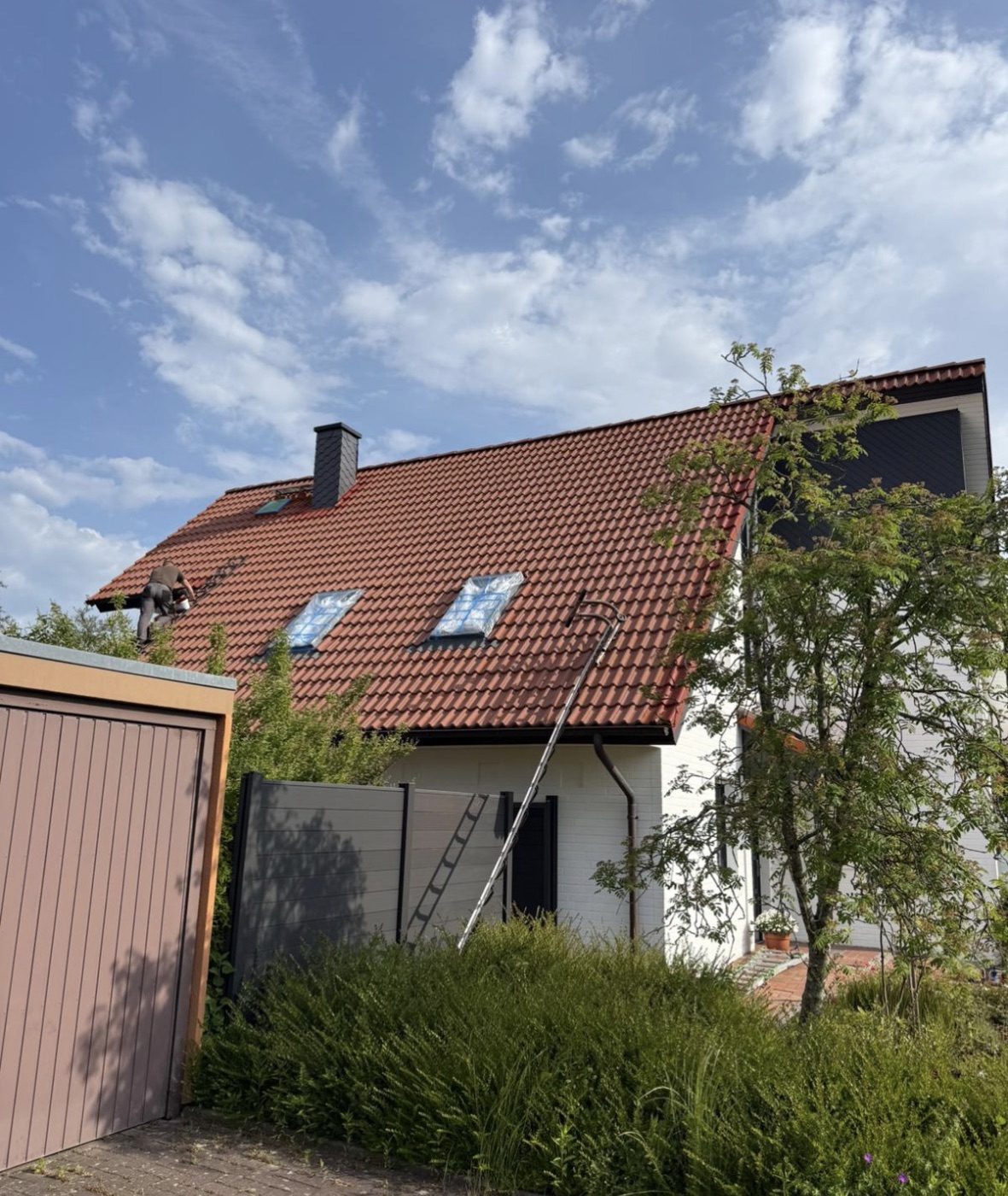 Dasselbe Steildach vor der Sanierung, verwittert und fleckig